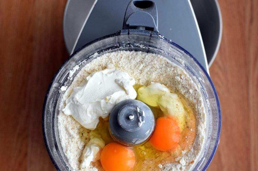 1. Этап. Песочный пирог с орехами: Добавьте сметану и яйца.