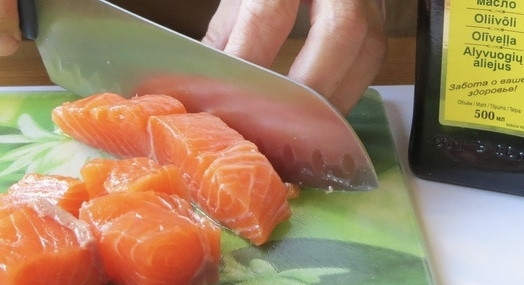 1. Этап. Спагетти с чернилами каракатицы в сливочном соусе: Нарежьте филе семги небольшими кусочками.