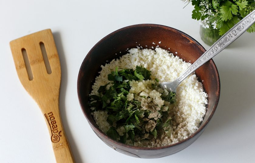 1. Этап. Кутабы с творогом и зеленью: Добавьте рубленую свежую зелень, пропущенный через пресс чеснок, соль и молотый перец по вкусу.