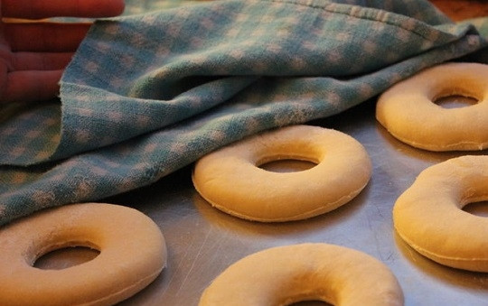 1. Этап. Пончики во фритюре: 5. Вот они заметно увеличились в объеме и теперь можно начинать жарить наши пончики во фритюре в домашних условиях.