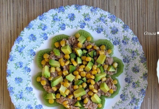 1. Этап. Новогодний салат Тунец и киви: Посыпьте кукурузой.
