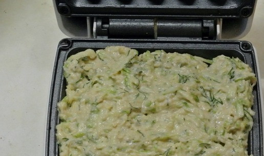 1. Этап. Вафли из кабачков: Выкладывать в электровафельницу.