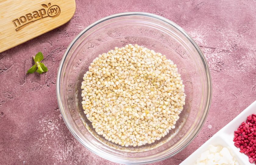 1. Этап. Сырки из зеленой гречки: Зеленую гречку предварительно замочите в воде на пару часов. Можно оставить на ночь.