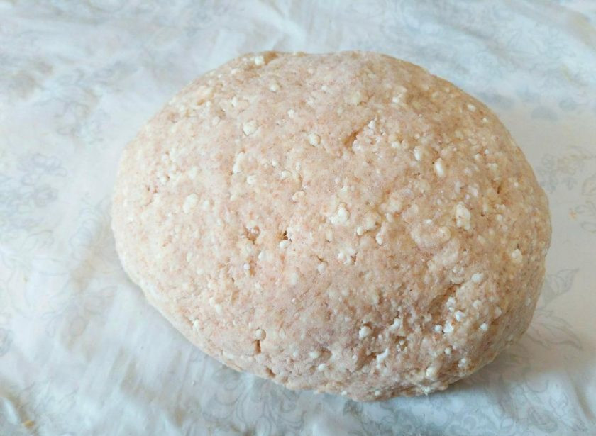 1. Этап. Творожные пышки: Замесите тесто, регулируя необходимое количество муки. Тесто для творожных пышек должно получиться мягким, слегка липнущим к рукам.