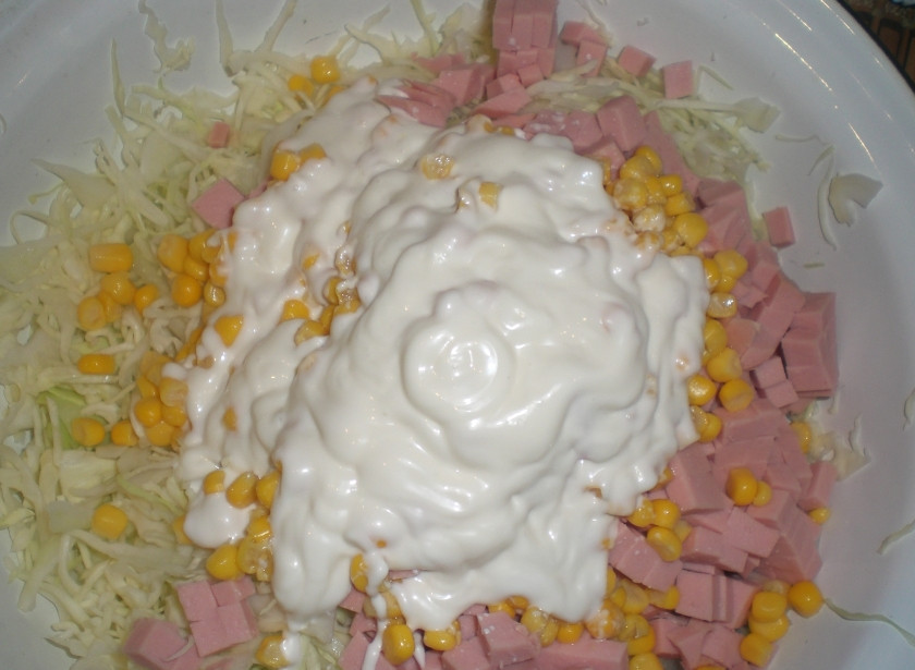 1. Этап. Салат Студенческий: 5. В салатник добавить майонез. Его количество зависит от вкусовых пристрастий.