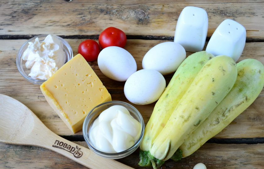 1. Этап. Кабачковый торт с помидорами и сыром: Подготовьте все необходимые ингредиенты. Вам понадобится 2-3 молодых кабачка. Для перемазывания советую использовать смесь майонеза и сливочного сыра с чесноком.