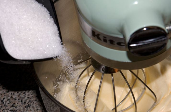 1. Этап. Мадлен: 2. Тем временем взбейте яйца сахаром до пышной пены и увеличения массы вдвое.