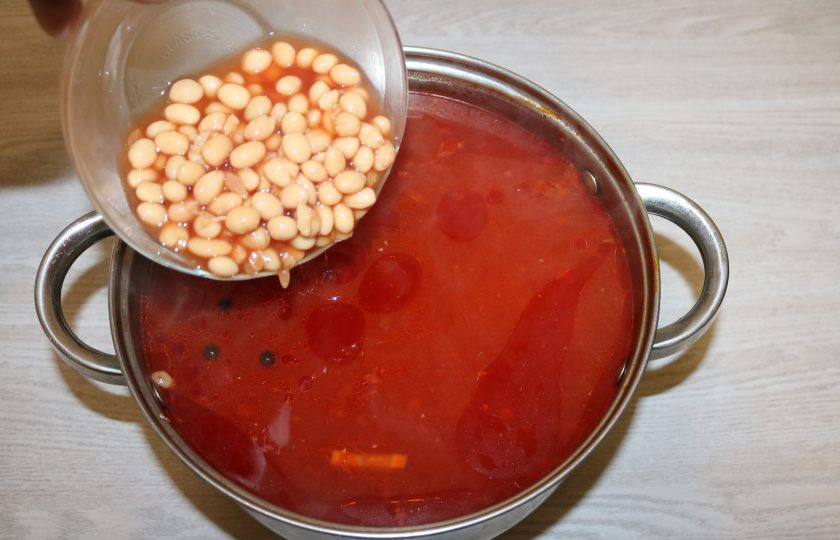 1. Этап. Борщ с морской капустой: В борщ добавьте фасоль, картофель.