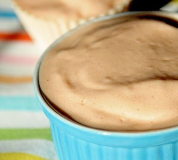 1. Этап. Суфле из моркови: 4. Оставить суфле на некоторое время. Когда оно начнет загустевать, еще раз хорошо взбить (это придаст пышности и объема) и можно раскладывать по формочкам.