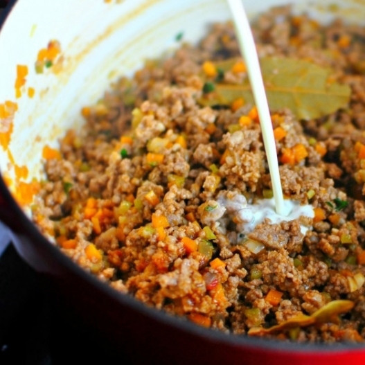 1. Этап. Болоньезе: 6. Добавьте сливки или молоко. Перемешайте и готовьте, пока молоко (сливки) не впитаются в мясо.