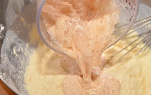 1. Этап. Сдобные пирожки с творогом: Добавляем опару и опять все перемешиваем до однородной массы.