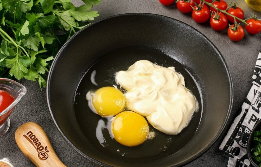 1. Этап. Пицца на сковороде без сметаны и кефира за 10 минут: Соедините яйца и майонез. Взбейте.