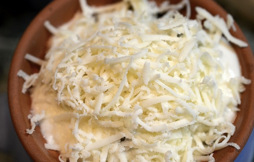 1. Этап. Сусамыр: Залейте печень сметанным соусом и посыпьте тёртым сыром.