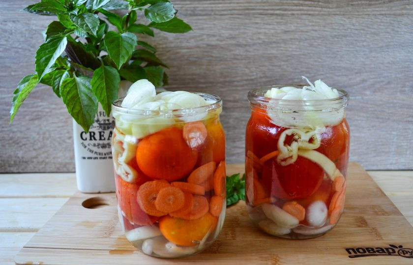 1. Этап. Помидоры с овощами в желе Ералаш: Вскипятите воду и залейте помидоры. Оставьте так до полного остывания. Затем слейте, снова вскипятите и снова залейте помидоры, оставьте до остывания.