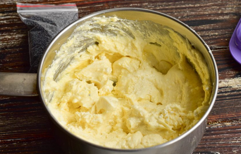 1. Этап. Творожная пасха с маком: Заварите творог в течение 1 минуты, обязательно его мешая.