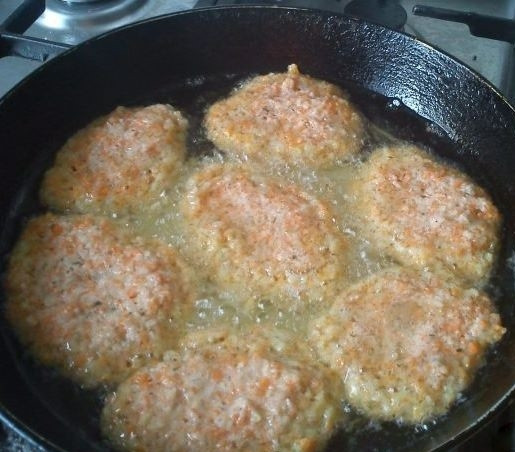 1. Этап. Картофельно-морковные котлеты: 2. Сформуйте котлетки, обваляйте их в муке и обжарьте на разогретом подсолнечном масле с двух сторон до румяности.