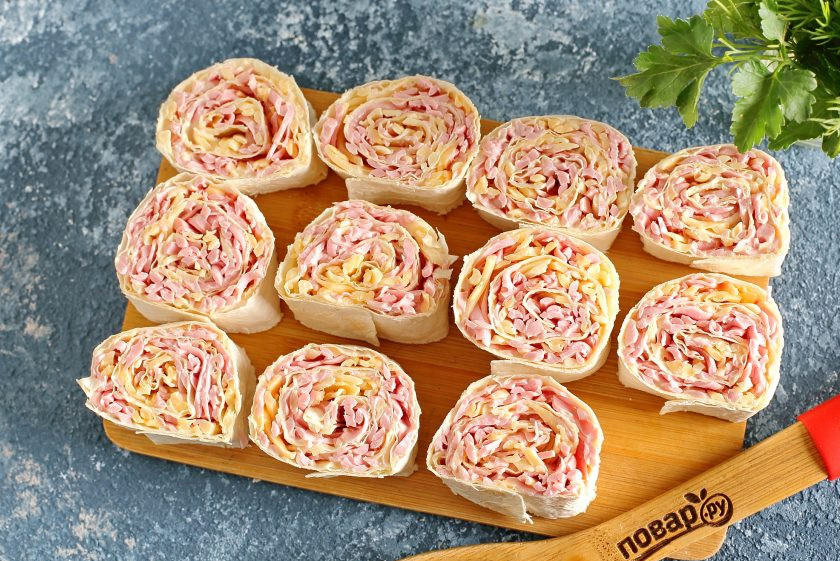 1. Этап. Ленивые пирожки с начинкой: Нарежьте на кусочки, шириной около 2 см.