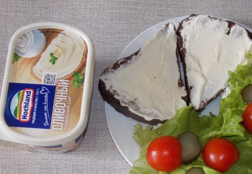 1. Этап. Бутерброд Бородинский с сыром: На 2 кусочка положить по листу салата, ломтики огурца и помидоров.