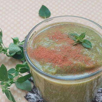 Смузи с брокколи, сушеными яблоками и мятой