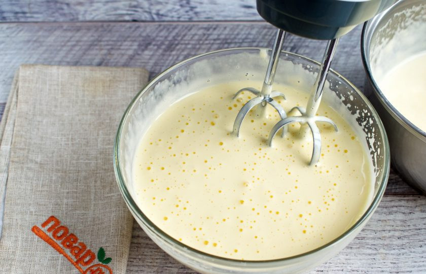 1. Этап. Шоколадный мусс со сливками: 1 стакан сливок нагрейте в кастрюле. Половину горячих сливок влейте в яичную массу, взбейте.