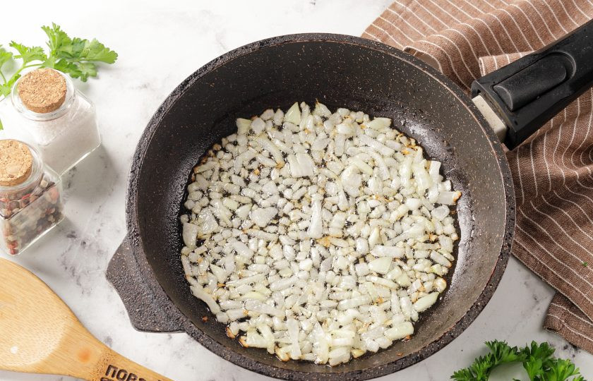 1. Этап. Фаршированные цветки тыквы: Лук нарежьте кубиками и обжарьте на растительном масле до мягкости.