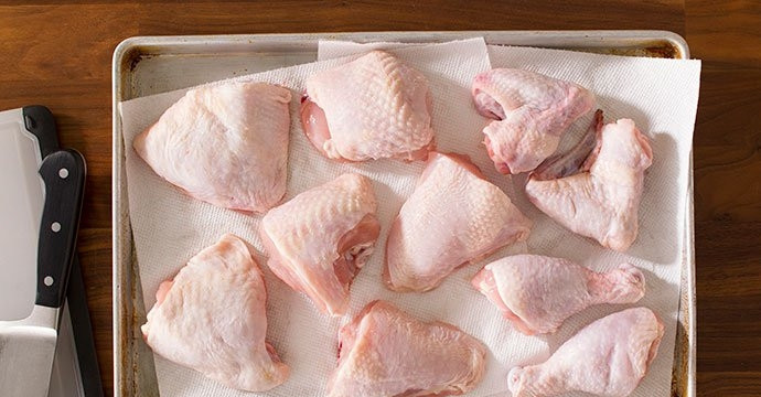 1. Этап. Жареная во фритюре курочка: 1. Части курицы вымойте, обсушите.