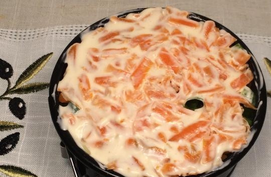 1. Этап. Салат Печень под шубой: Следующим слоем положите морковь, смазанную соусом.