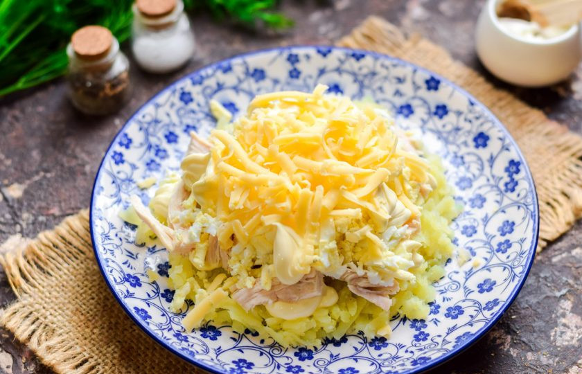 1. Этап. Салат Лебединый пух с пекинской капустой: Твердый сыр натрите на средней терке, посыпьте сыром слой яиц.