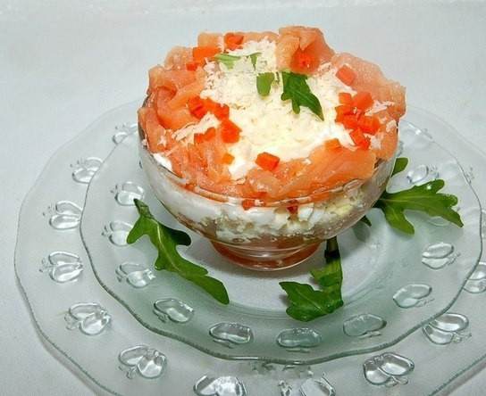 1. Этап. Салат с форелью: Украсьте салат сметаной, посыпьте сыром. Добавьте сверху немного рыбы и моркови для украшения. Поставьте салат в холодильник на 2 часа, а затем подавайте к столу.