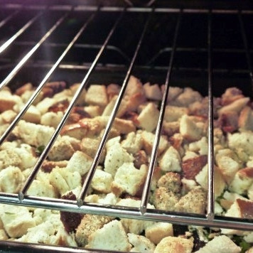 1. Этап. Сухари для салата: Ставим противень с хлебом в духовку, разогретую до 160 градусов, и сушим наш хлеб около 50 минут до золотисто-коричневого цвета хлеба.