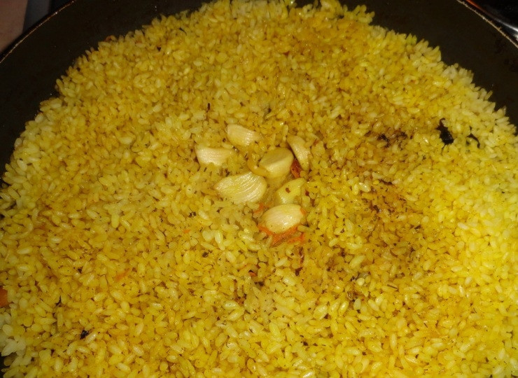 1. Этап. Плов с черносливом: Теперь накрываем сковороду крышкой и готовим плов на медленном огне в течение 35 минут.