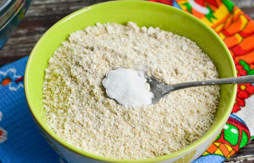 1. Этап. Овсяное песочное печенье: Добавьте к ним соду и хорошо перемешайте.