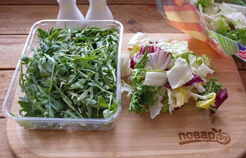 1. Этап. Салат Адмиральский: 1. Для приготовления салата Адмиральский возьмите микс-салат и рукколу. Зелень промойте и отжав и промокнув бумажным полотенцем воду поместите подготовленные листья в миску-салатник.