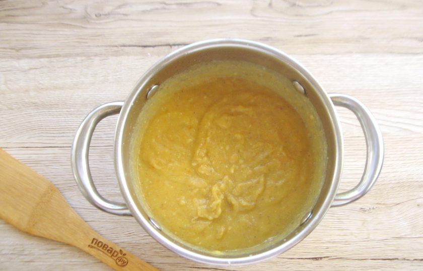 1. Этап. Суп-пюре на курином бульоне: Взбейте блендером овощи с бульоном до однородной консистенции.