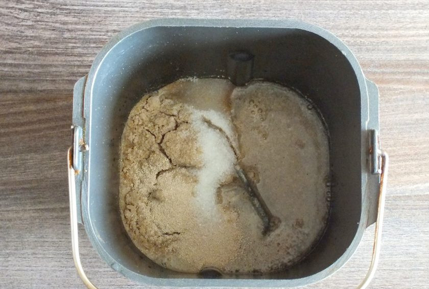 1. Этап. Амарантовый хлеб в хлебопечке: В ведерко хлебопечки налейте теплую воду. Добавьте амарантовую муку, дрожжи, сахар.