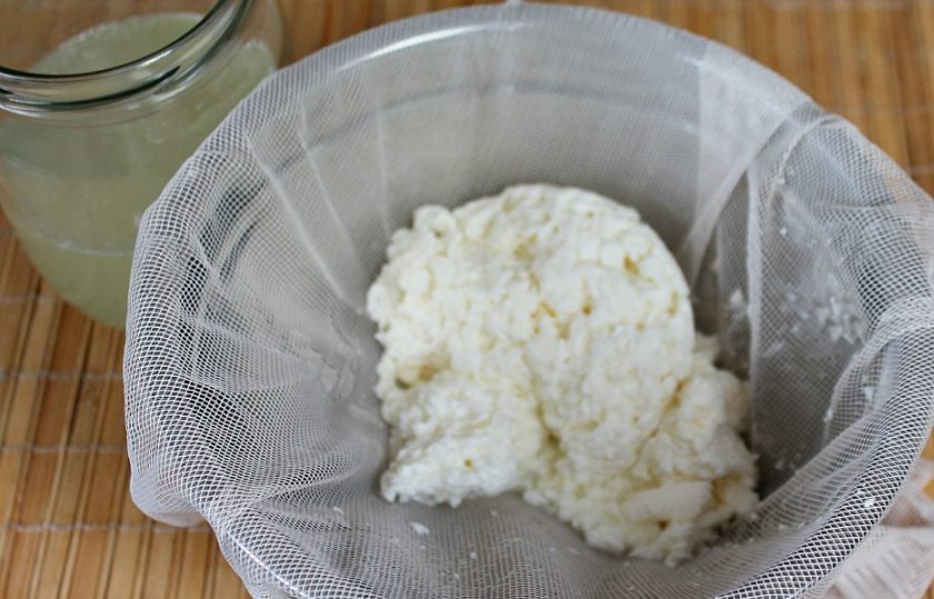 1. Этап. Творог из магазинного молока: Когда масса хорошо остынет можно слить сыворотку и переложить творог на марлю или сетку для творога.