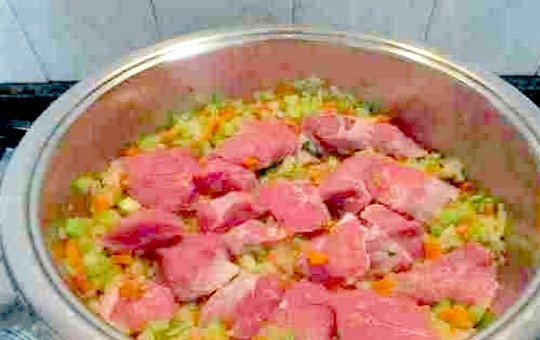 1. Этап. Телятина, тушенная с помидорами: 4. Добавьте мясо, нарезанное средними кубиками мясо, увеличьте огонь.