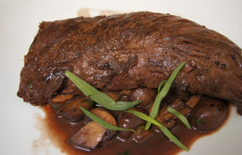 1. Этап. Стейк из говядины с грибным соусом: Можете достать грибы и ещё немного потушить говяжий стейк в грибном соусе. Подавайте стейк из говядины с грибным соусом и любым, вашим любимым, гарниром.