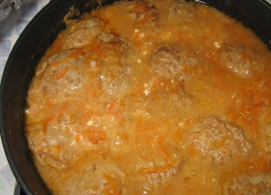 1. Этап. Котлеты с подливкой: 11. Кладем котлеты в подливу и продолжаем тушить на медленном огне еще 10-15 минут.