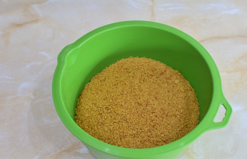 1. Этап. Медовик с малиной: Отложенные коржи измельчите в крошку.