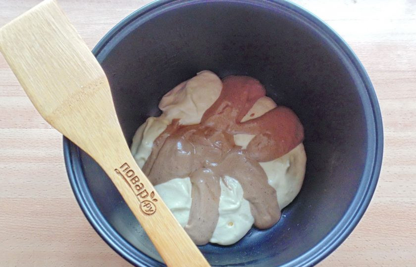 1. Этап. Двухцветный бисквит: Чашу мультиварки или форму для выпечки смажьте небольшим количеством масла. Выложите поочередно светлое тесто и коричневое.