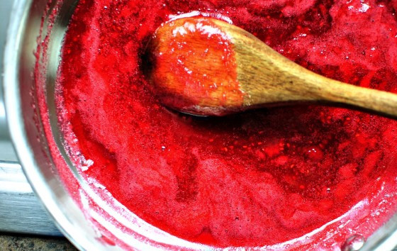 1. Этап. Малиновый джем: 9. Посте минутки кипения снимите малиновый джем с огня.