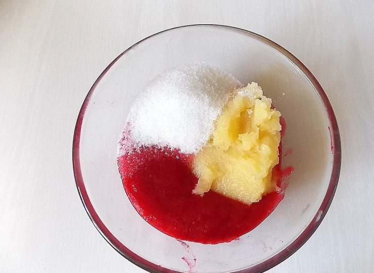 1. Этап. Зефир из клюквы: Соедините до однородной массы яблочное и клюквенное пюре, сахар.