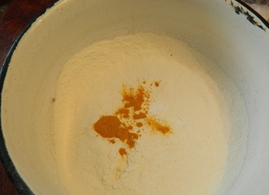 1. Этап. Лимонно-маковые блины: 4. В отдельной посуде смешиваем просеянную муку, куркуму и соду.