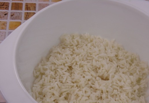 1. Этап. Салат с рисом, тунцом и манго: Рис отварить в кипящей подсоленной воде до готовности (20-25 минут) за несколько часов до готовки салата. Крупа должна остыть. Холодный рис переложить в миску.