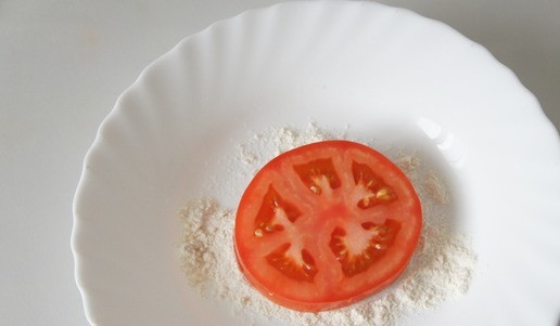 1. Этап. Сэндвич Огонёк: Помидор нарезаем толстыми кружками. Каждый кружок обваливаем в муке.