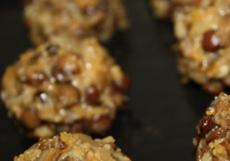 1. Этап. Постные фрикадельки: Из полученной массы сформируйте фрикадельки, выложите их на противень и запекайте в духовке в течении 10-15 минут. Температура - 170 градусов.