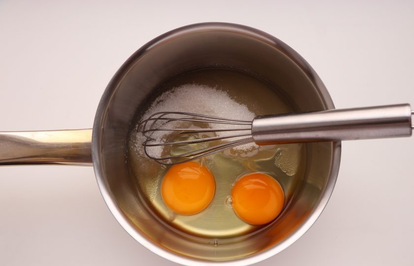 1. Этап. Лимонный тирамису: Для начала приготовьте лимонный курд. Для этого взбейте 2 яйца с 70 г сахара.