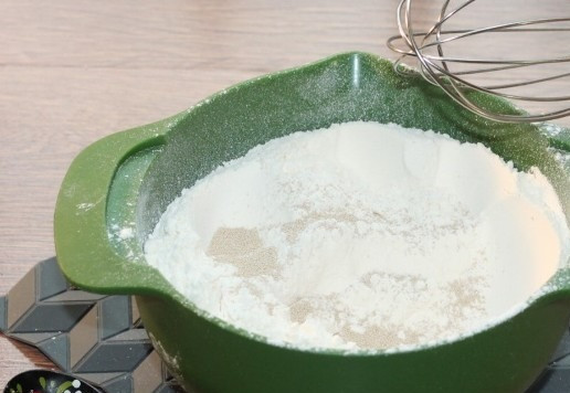 1. Этап. Лепешки по мотивам фесели: 2. Просеиваем муку (380 г). Отделяем 1/3 часть муки в другую миску. 2/3 часть муки смешиваем с сухими дрожжами (5 г).