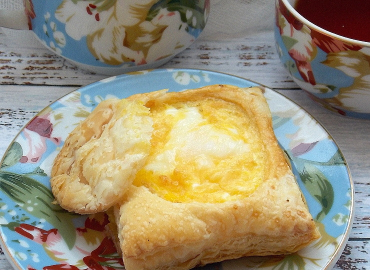 1. Этап. Яйца, запеченные с сыром: Выньте и сразу подавайте.